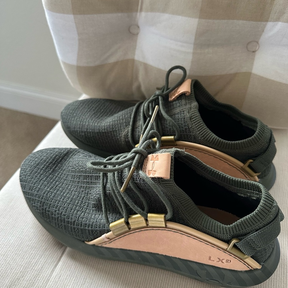 Under Armour Men’s Green and Tan Shoes, Size 9